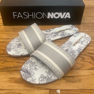 NWT Fashion Nova Katalia Printed Flat Sandals - 8.5